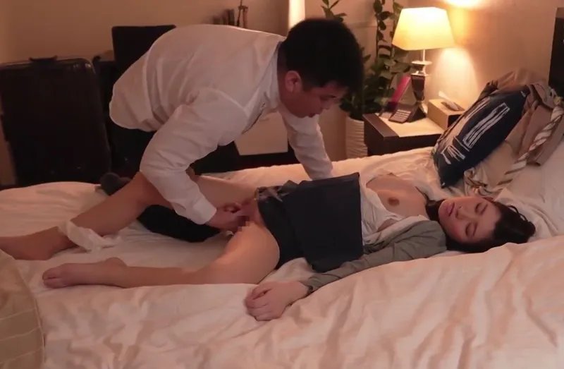 Biết em thư ký sắp kết hôn, sếp chuốc thuốc mê đụ cô nàng cả đêm trong chuyến công tác